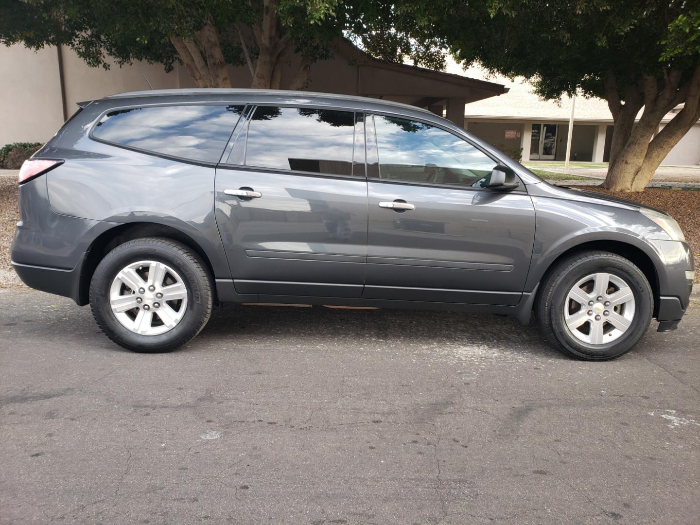 2014 /gray and lite gray Chevrolet Traverse ls (1GNKRFED7EJ) with an 3.6L V6 DOHC 24V engine, 4-Speed Automatic transmission, located at 323 E Dunlap Ave., Phoenix, AZ, 85020, (602) 331-9000, 33.567677, -112.069000 - 2014 Chevrolet Traverse LS,.......EXCELLENT condition,.... Ice Cold A/C, Gray and lite gray interior with lite gray cloth seats in near perfect condition, 3RD row seating, Rear AC, New brakes, Tune up, Touch screen Stereo/CD Player, Bluetooth, Phone sync, Backuup camera, Satellite, This suv is gorge - Photo#4